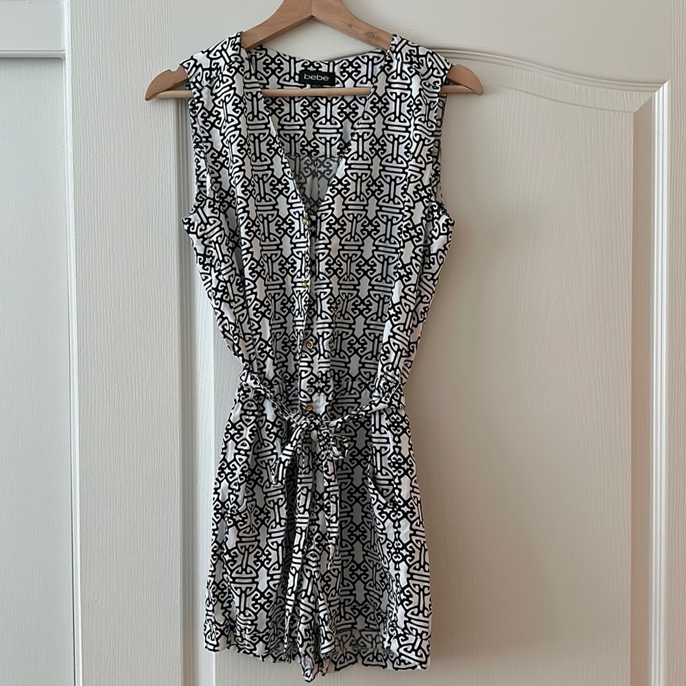 bebe Black and White Printed Sleeveless Romper